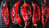 Greșeala pe care o comit majoritatea românilor când fac salată de ardei copți. Din acest motiv se strică gustul afumat și dulceața specifică obținută prin coacere