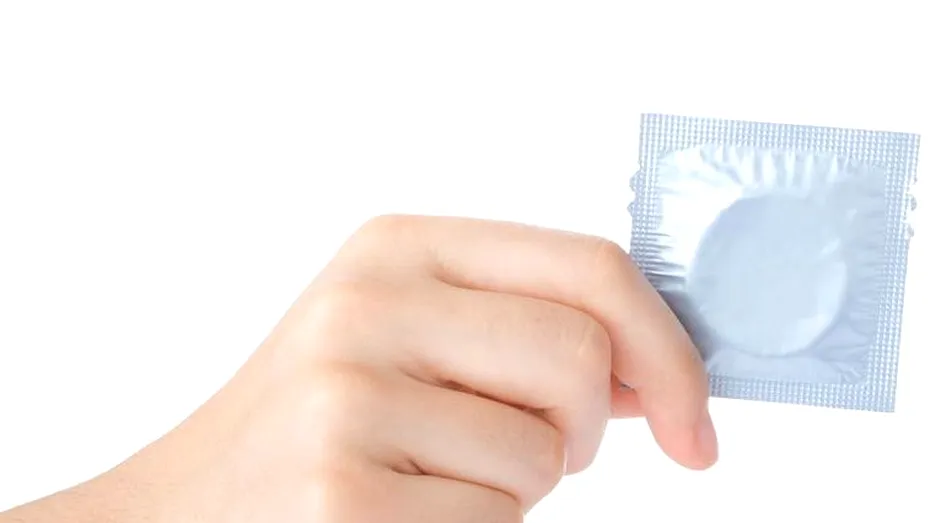 Trei elevi britanici au inventat prezervativul care detectează infecţii cu transmitere sexuală