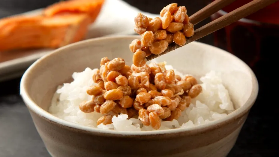 Natto, alimentul japonez considerat secretul longevității. De ce îl consumă oamenii care ajung la 100 de ani