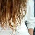 De ce nu îți crește părul, chiar dacă îl îngrijești corect? 6 metode eficiente