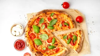 Cea mai scumpă pizza din lume! Costă peste 10.000 de euro și o găsești în Italia