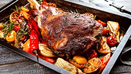 Cum marinezi carnea de miel ca să-ți iasă o friptură care se topește în gură