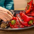Cum cureți rapid ardeii copți fără să faci mizerie în toată bucătăria. Trucul simplu care îți ușurează munca