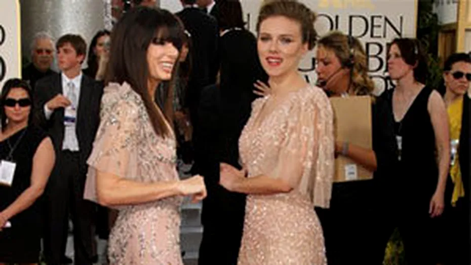 Intalnire soc la Golden Globes 2011: rivalele Sandra Bullock si Scarlett Johansson, imbracate la fel!