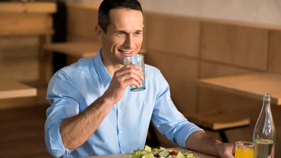 E bine să bem apă în timpul mesei? Ce spun medicii
