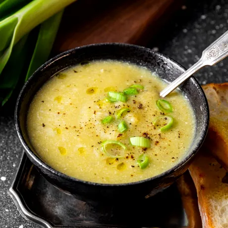 Cum gătești ciorbă de praz? Rețeta simplă, de post, plină de gust