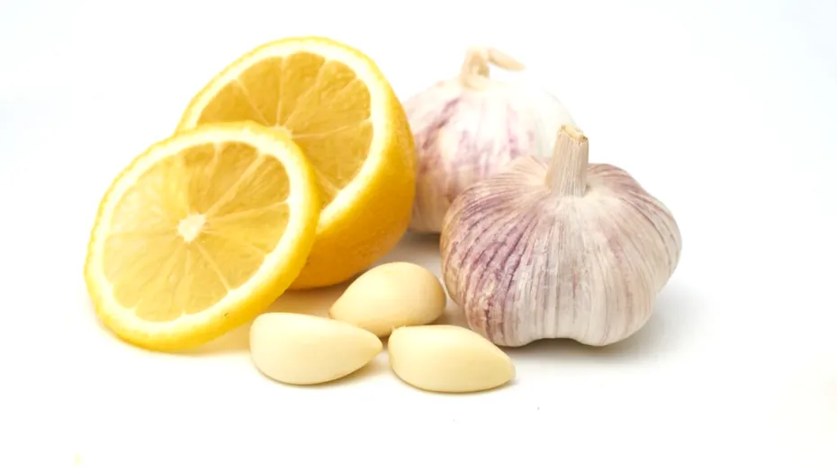 Usturoi și lămâie – Remediul rapid pentru detoxifiere puternică