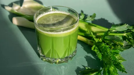 Sucul antiinflamator pe care să-l bei dimineața, pe stomacul gol. Este mai eficient decât „cel mai puternic medicament”