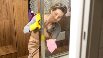 Cum să cureți rapid calcarul din baie: Secretele cameristelor cu experiență