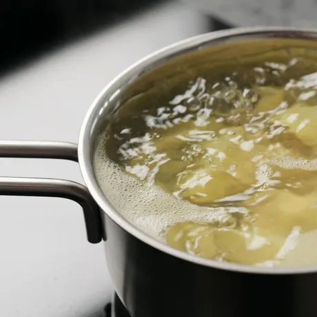 Ce să pui în apa în care fierbi cartofii. Ingredientul care previne sfărâmarea cartofilor