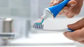 De ce nu trebuie să udăm niciodată periuța înainte să ne spălam pe dinți. Sfaturile stomatologului