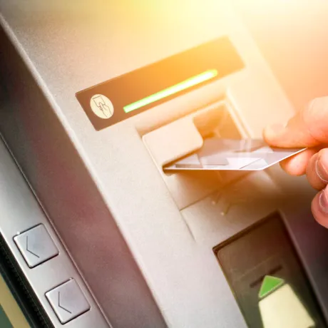 Nu mai cere chitanță la bancomat! Cum te poate expune o simplă hârtie la fraude