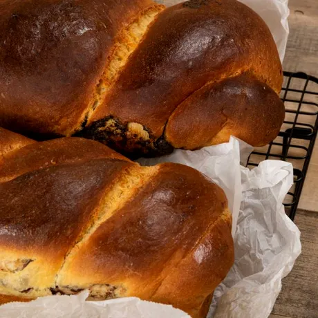 Câte ouă se pun la 1kg de făină când faci cozonaci. Așa îți iese un cozonac pufos, care crește bine și nu se usucă rapid după coacere