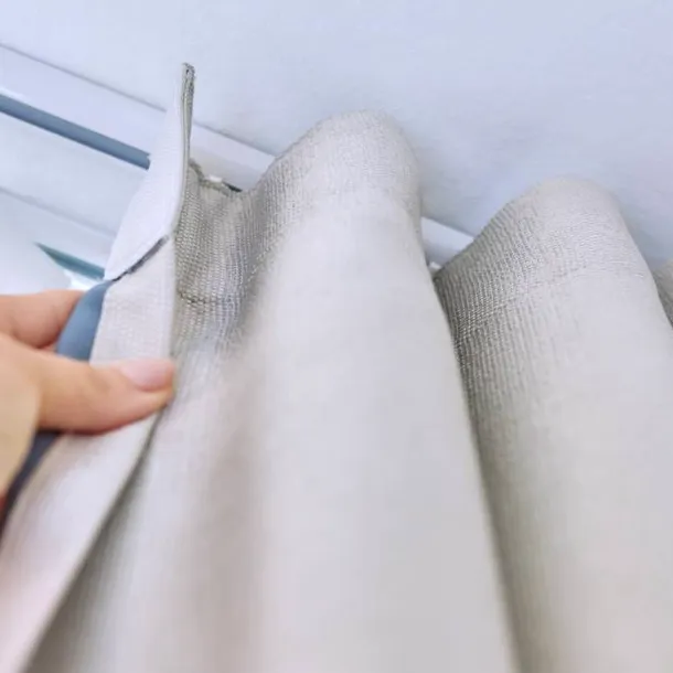 De ce e bine să dormi cu draperiile trase. Obiceiul banal care îți poate salva inima