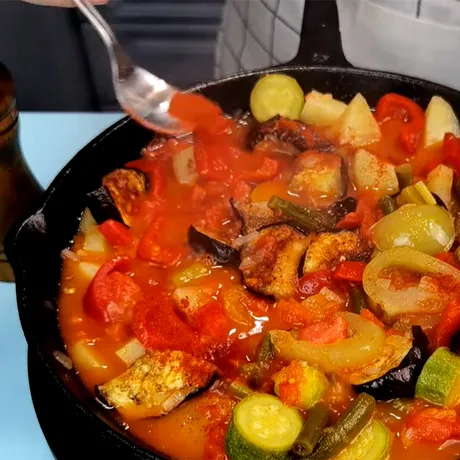 Condimentul care nu trebuie pus niciodată dacă faci ghiveci de legume. Îi strici tot gustul