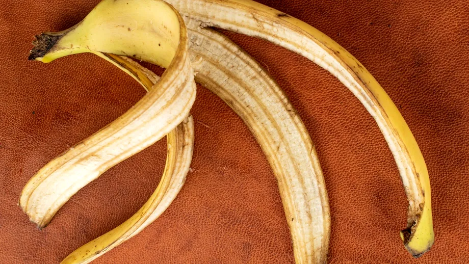 Nu mai arunca cojile de banană! Trucul simplu cu bicarbonat pe care îl poți încerca acasă