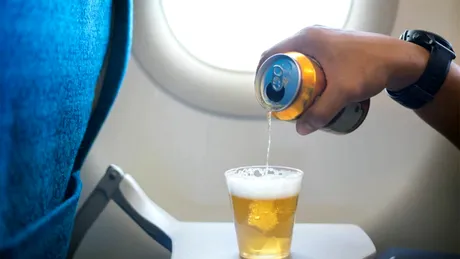 Ce se întâmplă în organismul tău, de fapt, când consumi alcool în avion. Mulți români fac această greșeală