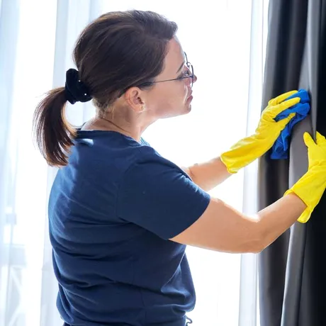 Cum să cureți perdelele și draperiile fără să le dai jos de la geam. Trucuri simple care elimină praful și împrospătează materialul