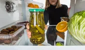 Dacă vrei să slăbești, aruncă ACUM aceste alimente din frigider! Sunt pline de calorii, zahăr, sare și grăsimi