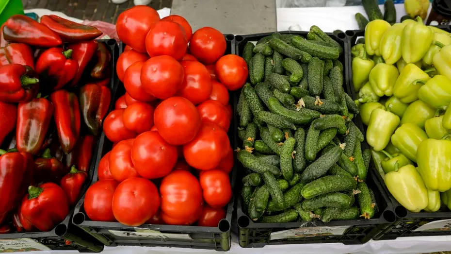 Cum îți dai seama că roșiile au fost tratate cu chimicale. Semnele la care să fii atent