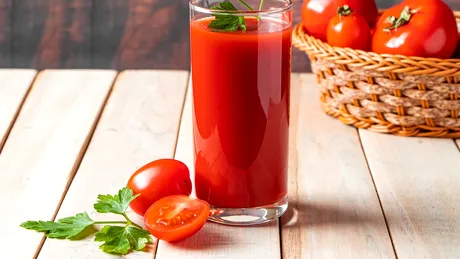 Secretul longevității? Experții spun să bei suc de roșii zilnic