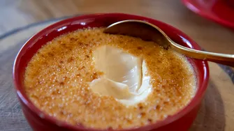 Cremă de zahăr ars! Cea mai simplă rețetă pentru a prepara desertul copilăriei