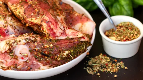 Cum să pregătești carnea de miel ca să nu aibă miros. Trucuri simple care fac diferența