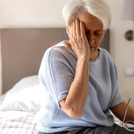 Te trezești în fiecare dimineață cu dureri de cap? De ce apar și care e cea mai periculoasă durere de cap