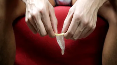 Dilema: avem un penis de 12 cm si un prezervativ de 19 cm. Cum prevenim sarcina nedorita?