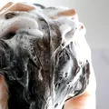 Ce să pui în șampon ca să nu îți mai cadă părul. Remediul natural care te ajută