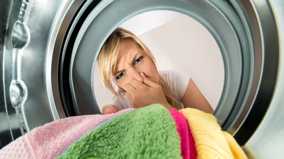 De ce miros urât prosoapele. Pune ASTA în mașina de spălat și prosoapele vor mirosi a curat