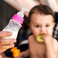 Lapte praf pentru bebeluși, retras din magazine! Ar fi contaminat cu o toxină