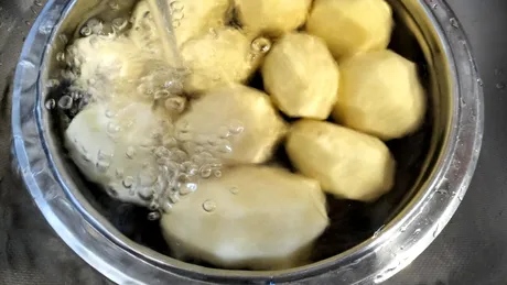 Trucul cu apă rece pentru cartofi la cuptor delicioși. Așa ies crocanți și rumeni la exterior, pufoși la interior