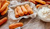 Rețetă eclere franțuzești – cum se fac cojile de ecler, crema de vanilie și glazura de ciocolată