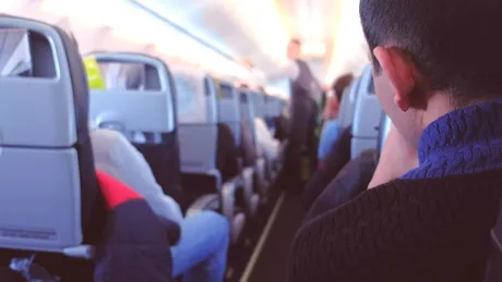 Călătorești des cu avionul? Ce trebuie să faci în timpul zborului să previi cheagurile de sânge
