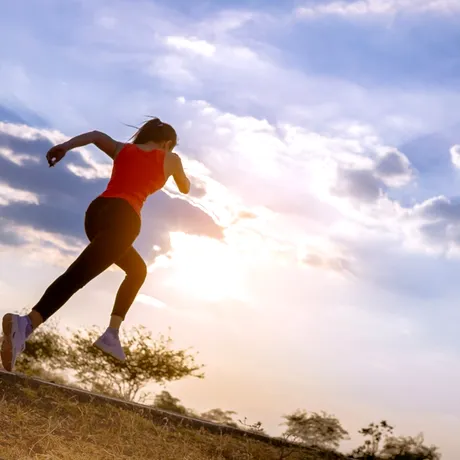 3 minute de sprint sau 90 de minute de cardio? Ce a descoperit un nou studiu despre efectele asupra metabolismului