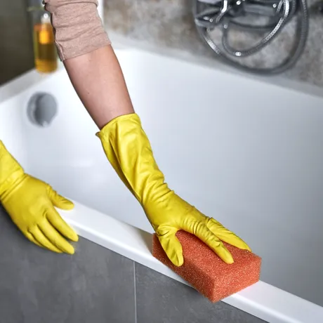 Secretul pentru a îndepărta rapid petele de apă dură din baie. Trucuri simple cu ingrediente din casă