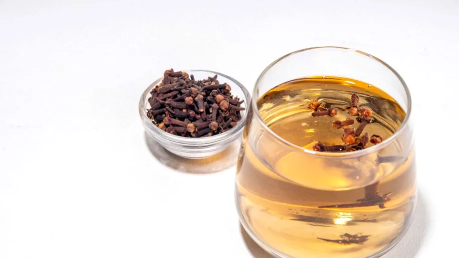 Cum să pregătești apă de cuișoare pentru dureri. Remediul natural din bucătărie