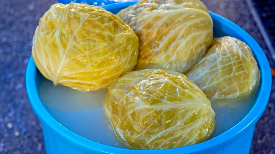 Varza murată, alimentul pe care mulți îl consideră „medicament” pentru intestin. Cine ar trebui să o evite și câtă varză murată poți mânca pe zi