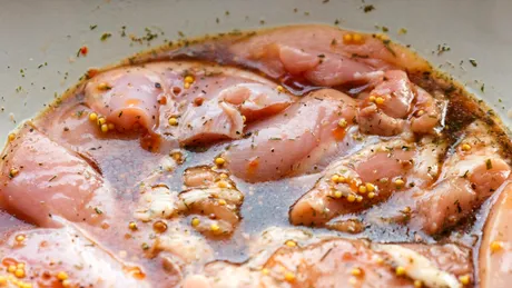 Cât timp trebuie marinată, de fapt, carnea pentru gust perfect și textură fragedă