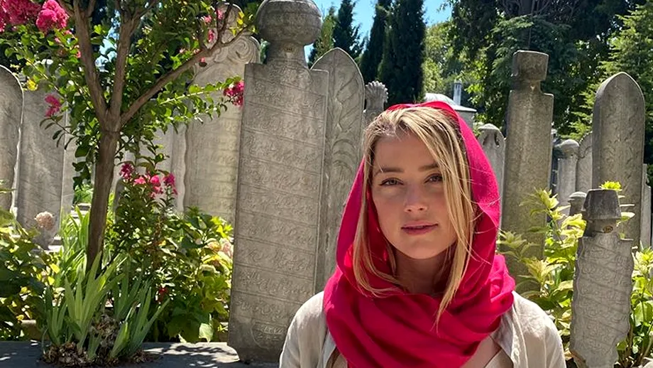 Amber Heard, apariţie controversată într-o moschee din Turcia. Fotografia pentru care a fost aspru criticată