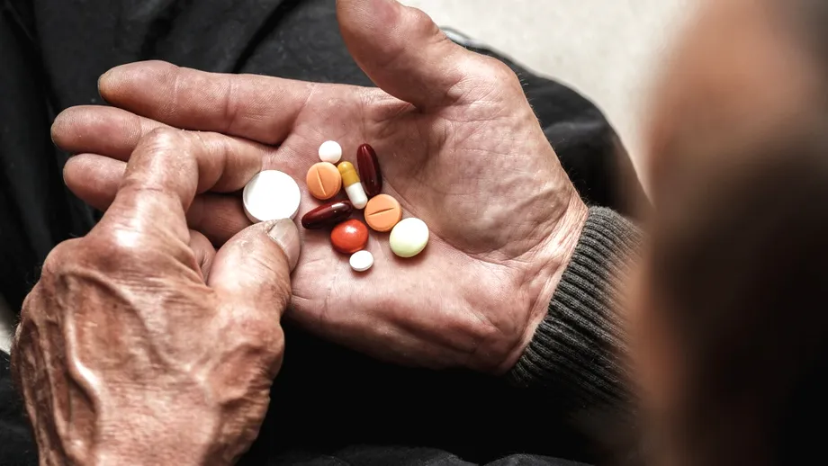 Studiu: Administrarea a cinci sau mai multe medicamente pe zi, asociată cu un risc mai mare de deces în rândul vârstnicilor