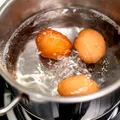 De ce crapă ouăle când le fierbi? 6 greșeli simple care pot fi evitate