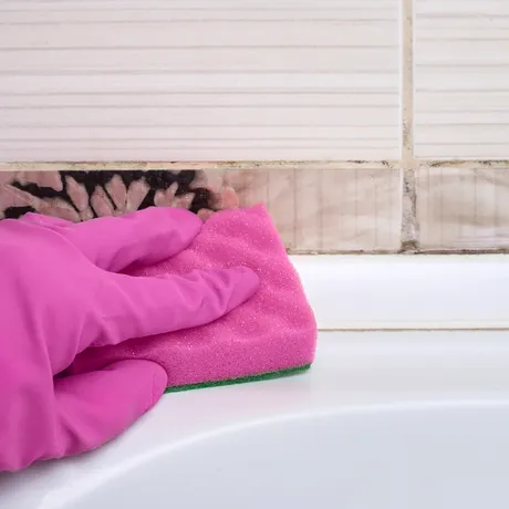 Ai mucegai roz în cadă sau în duș? Uite cum să scapi de el cu bicarbonat