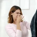 De ce hainele proaspăt spălate pot mirosi urât după ce stau în dulap