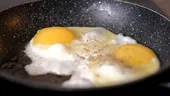 Trucul simplu care împiedică ouăle să se lipească de tigaie. Ai nevoie doar de făină!