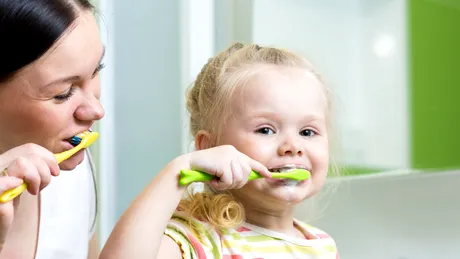 Cum împrietenim copilul cu periuța și pasta de dinți: sfaturi pentru părinți