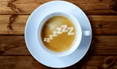Cafeaua te ține treaz după o noapte albă, dar nu și atent!