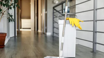 Adaugă acest condiment în apa cu care cureți podelele. Trucul de curățenie care face casa să miroasă „ca nouă” până la o săptămână