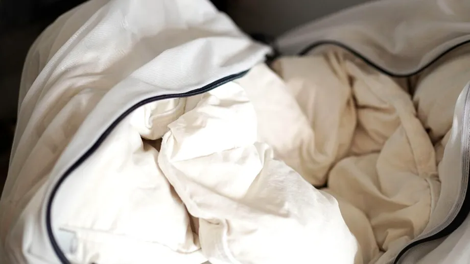 Cum să speli o plapumă prea mare pentru mașina de spălat. Soluția SIMPLĂ pentru o curățare ca la carte